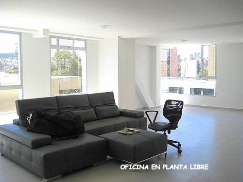 EN VENTA OFICINA POR ESTRENAR SECTOR LA CAROLINA