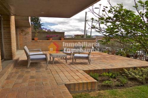 DEPARTAMENTO DUPLEX CON TERRAZA Y JARDÍN