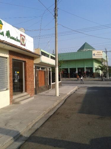 Vendo en Alborada 1a. casa para local comercial. Remodelada. Diagonal Supermaxi Garzota