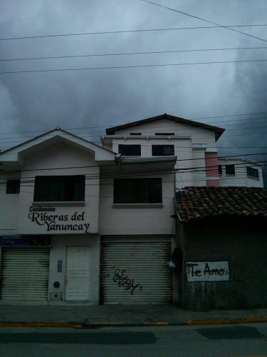 VENDO DEPARTAMENTO AMPLIO 3 DORM. EDIFICIO RIVERAS DEL YANUNCAY