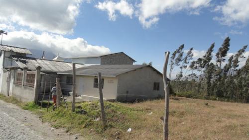 VENDO TERRENO CON CASA TIPO MEDIAGUA EN COTACACHI