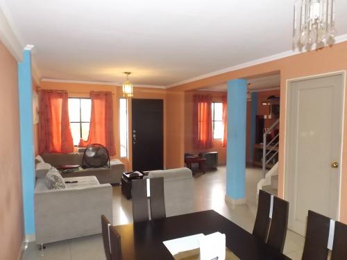 CASA AMOBLADA DE DOS PISOS EN ALQUILER  – URBANIZACION VOLARE