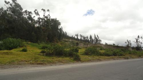 VENDO TERRENO GRANDE AL FILO DE LA CARRETERA EN OTAVALO