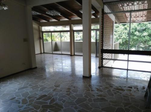 Kennedy alquilo oficina en Corredor Comercial 460 m2, 