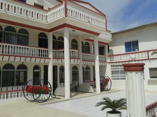 SE VENDE HOTEL EN SALINAS FRENTE AL SUPERMAXI 