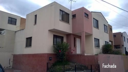 Dos Hemisferios, casa 2 plantas, esquinera, sector Pusuqui $400 Informes: 2353232, 0997592747 