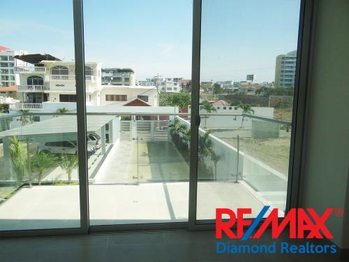 SE ALQUILA SUITE CON VISTA AL MAR