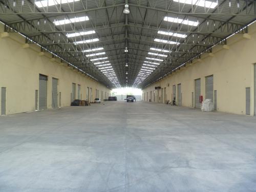 extenso y con todos los servicios. vendo bodega por m2