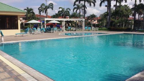 RENTO HERMOSA CASA CON CLUB EN GUAYAQUIL URBANIZACION CAMINOS DEL RIO