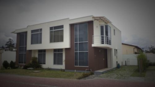 EXCLUSIVO CONJUNTO DE 8 CASAS EN TUMBACO