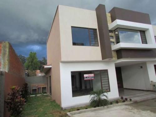 SE VENDE HERMOSA CASA CON JARDIN