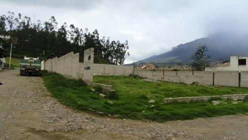 Vendo lote esquinero de 1.000 m2 en Otavalo