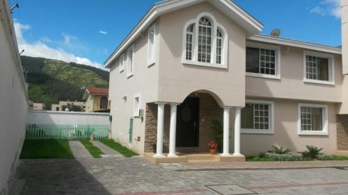 Hermosa Casa con Conjunto Privado - Mirasierra