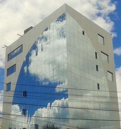 SE RENTA HERMOSAS OFICINAS DESDE $ 550 USD. SECTOR CLINICA INTERNACIONAL