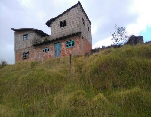 SE VENDE 4.5 HECTAREAS EN CAYAMBE 