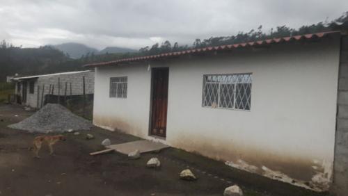 Se vende terreno y casa tipo mediaguas en Otavalo