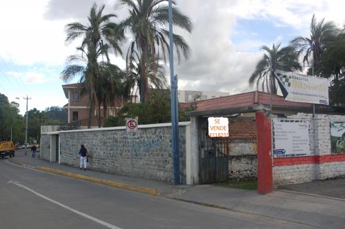 AMPLIO TERRENO + CASA EN ZONA EXCLUSIVA DE CUENCA