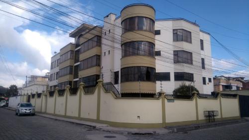 Departamento El Inca, planta baja,con patio 169m2 $159.000 2 parqueaderos 2353232,0997592747,0992758548