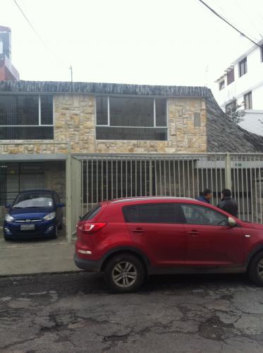 Oficina empresarial de 210m2 arriendo Barrio Quito Tennis bajo 
