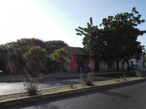 EN VENTA AMPLIO TERRENO AVENIDA MANAURE