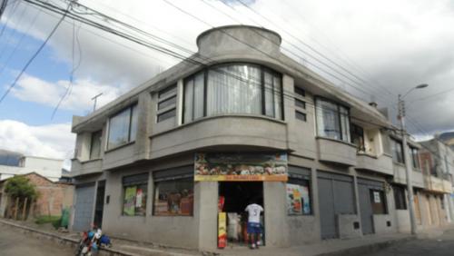 Vendo en Otavalo sector San Pablo del Lago una gran casa esquinera