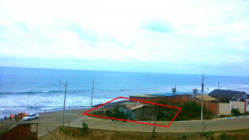 Terreno frente al mar en primerísima línea de la costa playera de San Lorenzo, esquinero, 210m2, con hermosas vistas al mar y a la playa.