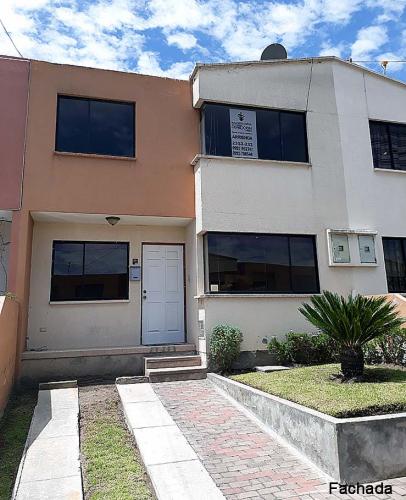 Dos Hemisferios, arriendo casa con mejoras, jacuzzi $330 Inf: 2353232, 0997592747, 0992758548
