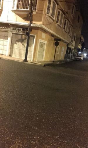 Alquilo bonito local comercial esquinero con puertas a las 2 calles .Barrio centenario calle Maracaibomuy transitada