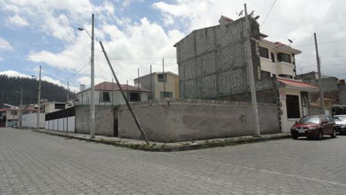 SE VENDE LOTE ESQUINERO EN OTAVALO
