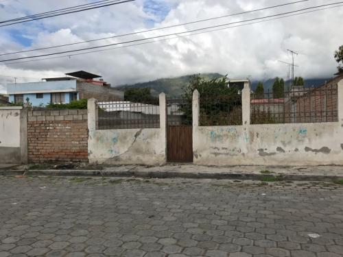 EN IBARRA, DE OPORTUNIDAD SE VENDE TERRENO EN YACUCALLE