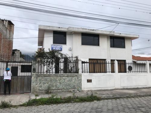 EN IBARRA. DE OPORTUNIDAD SE VENDE AMPLIO DEPARTAMENTO SECTOR LA QUINTA.