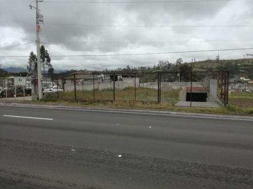 Vendo terreno y casa en obra negra en Otavalo al filo de la panamericana