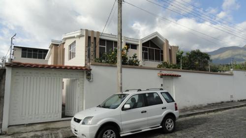 SE VENDE 2 CASAS EN OTAVALO PARA INSTITUCION EDUCATIVA 