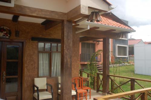 HERMOSA QUINTA CON DOS CASAS EN GUALACEO