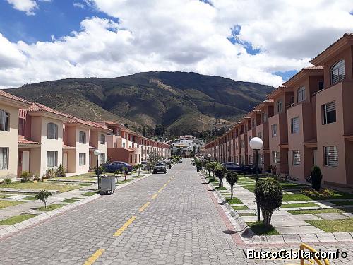 Arriendo casa Pusuqui, conjunto Santa Fe, 3 pisos, a 5 minutos del Condado $400 0997592747,2353232