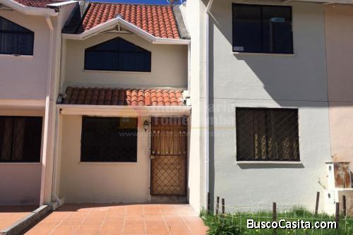 CASA DE VENTA EN CUENCA EN CONDOMINIO LAGUNA DEL SOL