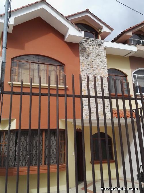 CASA AMPLIA EN VENTA SECTOR NARANCAY