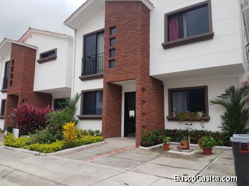 Se alquila en Urbanización Napoli casa amoblada de 4 dormitorios con piscina