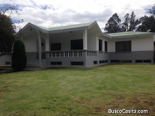 Amplia casa con jardín y piscina