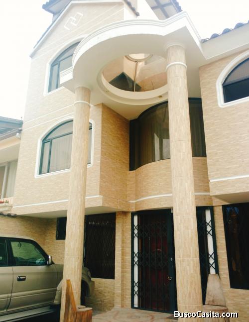 Casa en Venta, en San Miguel de Conocoto, calles Abdón Calderón,  entre Isidro Ayora y Manuel Ascázu