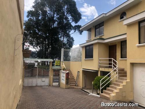 Venta Casa de Tres pisos zona residencial privada 