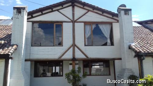 SE VENDE HERMOSA CASA AMPLÍA EN SANGOLQUÍ.-94.000$