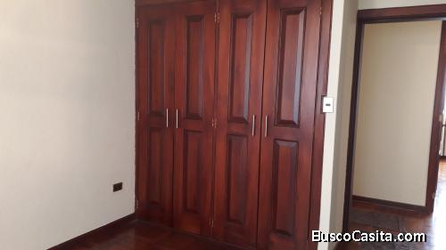 QUICENTRO: RENTO EXCELENTE DEPARTAMENTO DE 100M2, 1 1/2 BAÑOS.