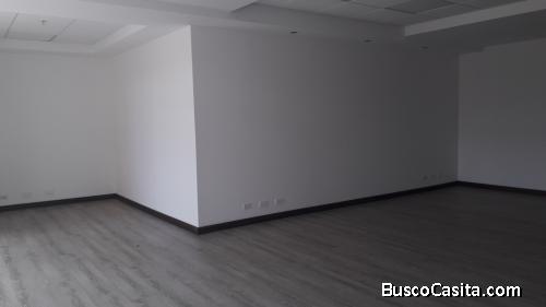 CENTRO DE NEGOCIOS LA CAROLINA: VENDO EXCELENTE OFICINA POR ESTRENAR, 97 M2, BALCON, 1 PARQUEADERO.