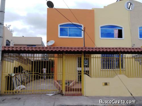 VENDO CASA 2 PISOS INDEPENDIENTE EN AMBATO POR VIAJE URGENTE