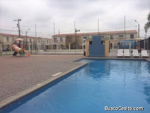 Venta de casa en Urb La Gran Vittoria 3 dormitorios, 2 salas, patio