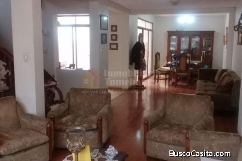 SE ARRIENDA CASA COMERCIAL EN LA AV. 10 DE AGOSTO