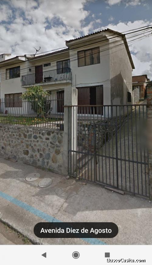 Casas con amplio terreno 850mtrs avenida 10 de agosto 