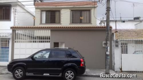 ALQUILO EN BELLAVISTA CASA DE DOS PISOS AMPLIA NO ADOSADA Y CON CERCO ELECTRICO