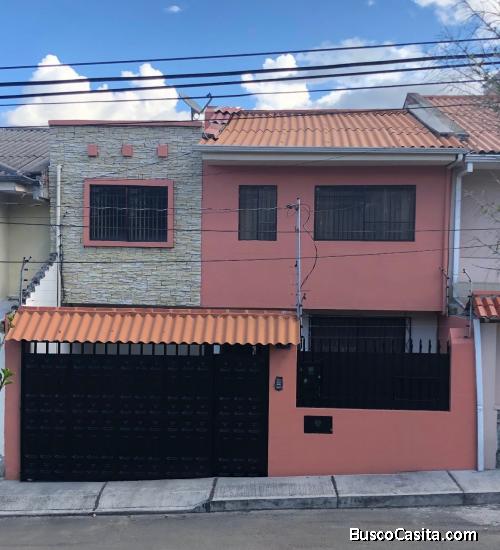 DE OPORTUNIDAD CASA DOS PISOS + AMPLIO ESPACIO VERDE SECTOR TOTORACOCHA